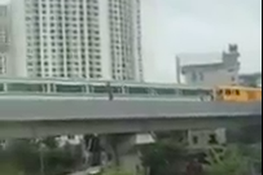 Bất ngờ thấy đoàn tàu Cát Linh - Hà Đông chạy dọc đường sắt trên cao