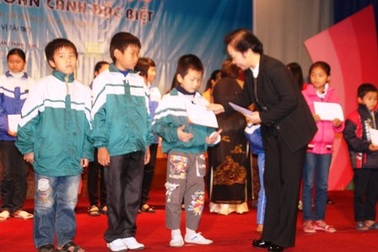 Phó Chủ tịch nước Nguyễn Thị Doan trao học bổng tới trẻ em nghèo miền Trung