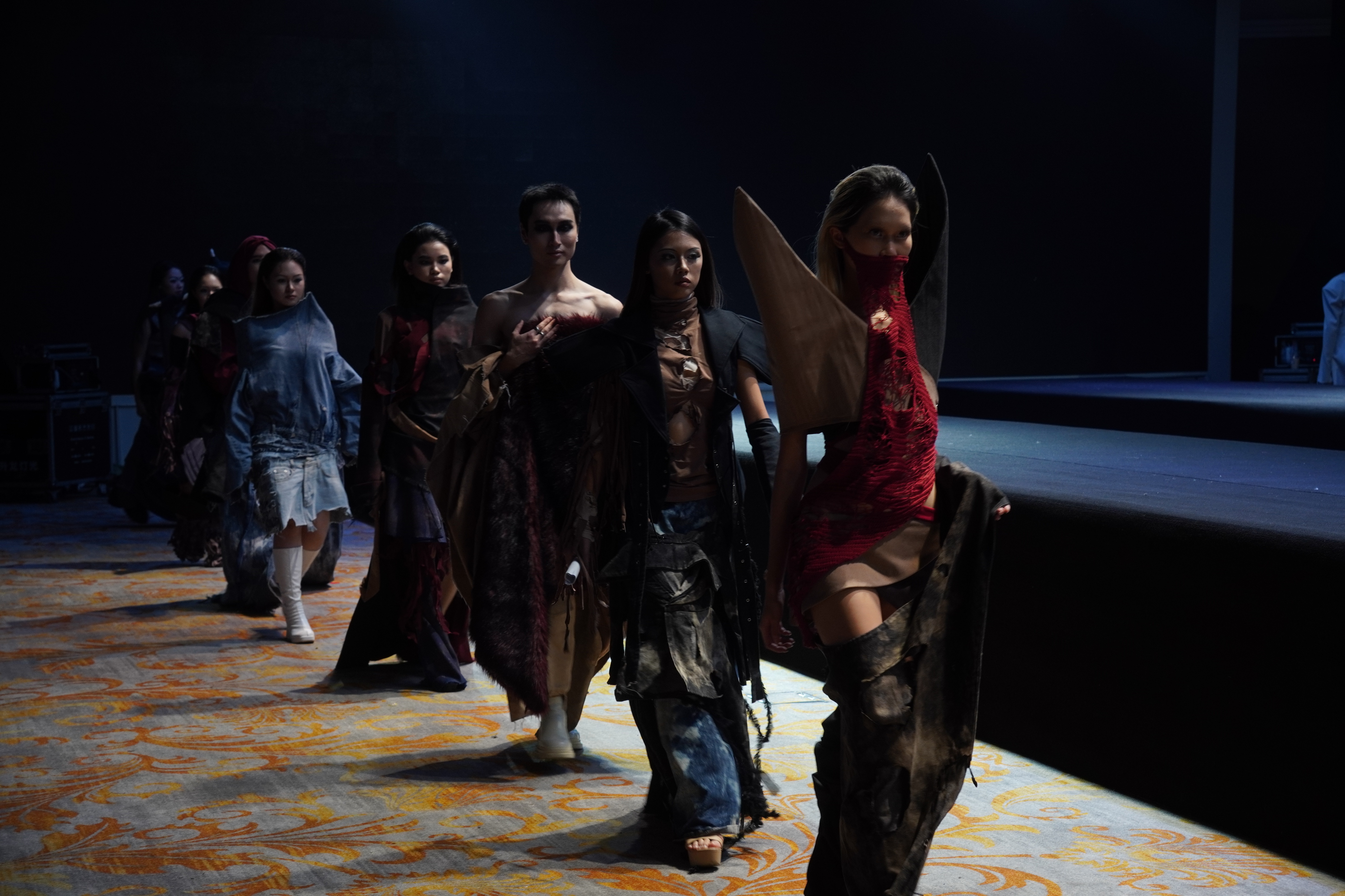 Gen Z Hà thành tổ chức show thời trang, tự thiết kế hơn 60 bộ váy áo - 2 Gen Z Hà thành tổ chức show thời trang, tự thiết kế hơn 60 bộ váy áo - 2
