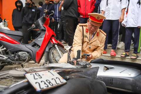 CSGT đồng loạt kiểm tra, học sinh mang xe máy đi "tẩu tán" vẫn không thoát