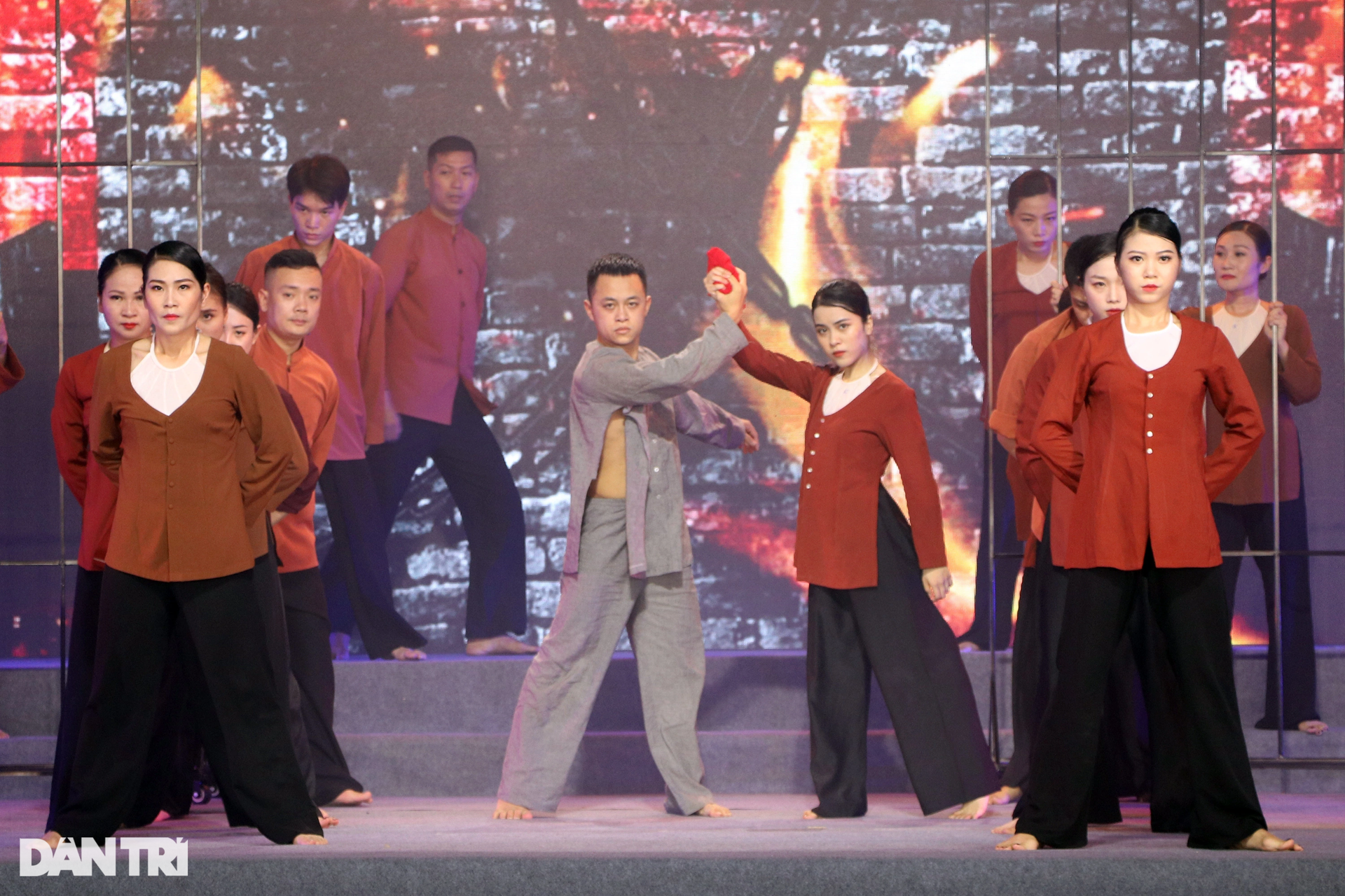 Chương trình nghệ thuật xúc động về Tổng Bí thư Lê Hồng Phong - 6 Chương trình nghệ thuật xúc động về Tổng Bí thư Lê Hồng Phong - 6