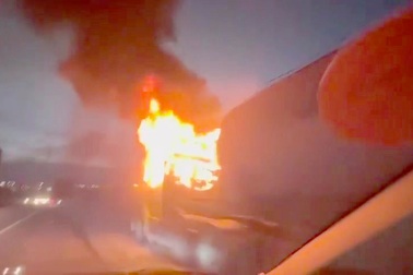 Xe bồn bốc cháy khi lưu thông trên cầu Phú Mỹ