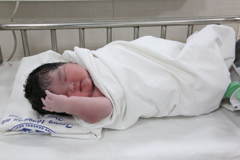 Bé gái sơ sinh chào đời với cân nặng kỷ lục 6kg - 1 Bé gái sơ sinh chào đời với cân nặng kỷ lục 6kg - 1