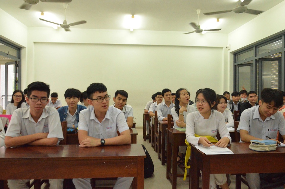 Đà Nẵng: HS lớp 12 được đo thân nhiệt, rửa tay sát khuẩn từ cổng trường - 3 Đà Nẵng: HS lớp 12 được đo thân nhiệt, rửa tay sát khuẩn từ cổng trường - 3