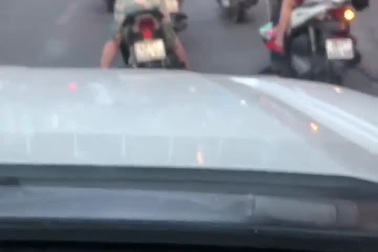 Cô gái say rượu lái xe máy lảo đảo giữa đường đông cực nguy hiểm