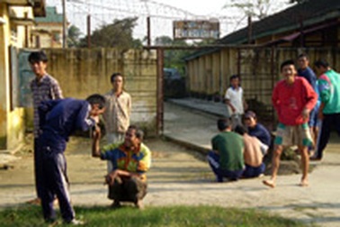 Thế giới sau cánh cổng sắt 