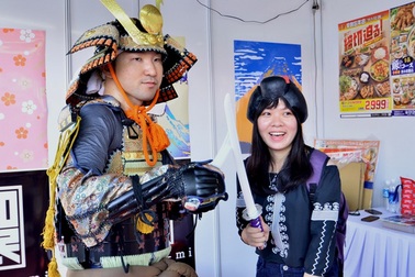 Bạn trẻ Sài thành hào hứng thưởng thức trà đạo, chụp hình cùng chiến binh Nhật