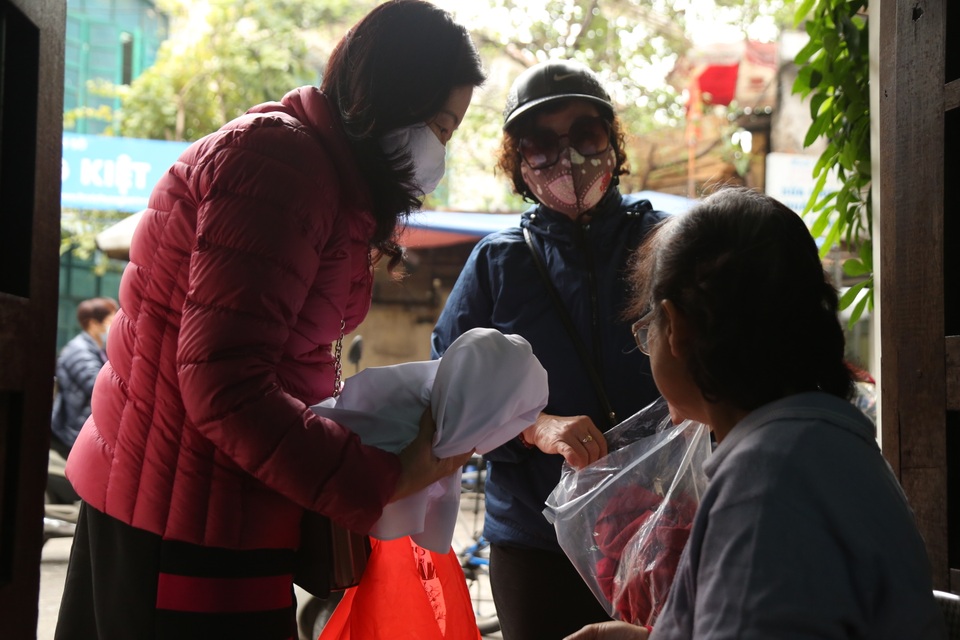 Người phụ nữ 42 năm làm nghề vá kỷ niệm giữa lòng Hà Thành - 2 Người phụ nữ 42 năm làm nghề vá kỷ niệm giữa lòng Hà Thành - 2