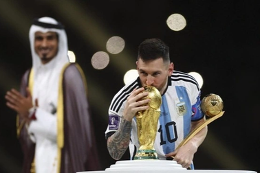 Cổ động viên chế giễu bức tượng của Messi ở Argentina