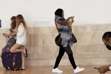 Sở hữu vòng 1 nặng tới 10kg, nữ hành khách bị tiếp viên mời ra khỏi máy bay