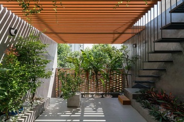 Vợ chồng Vũng Tàu dùng chiêu “độc” giúp nhà hướng Tây mát lịm như điều hòa