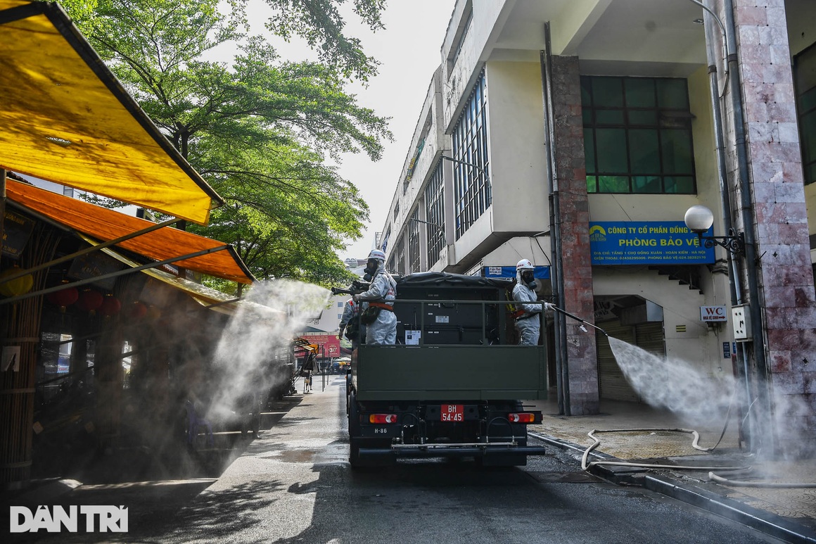 Đoàn xe đặc chủng phun khử khuẩn nhiều tuyến phố trung tâm Hà Nội - 12 Đoàn xe đặc chủng phun khử khuẩn nhiều tuyến phố trung tâm Hà Nội - 12