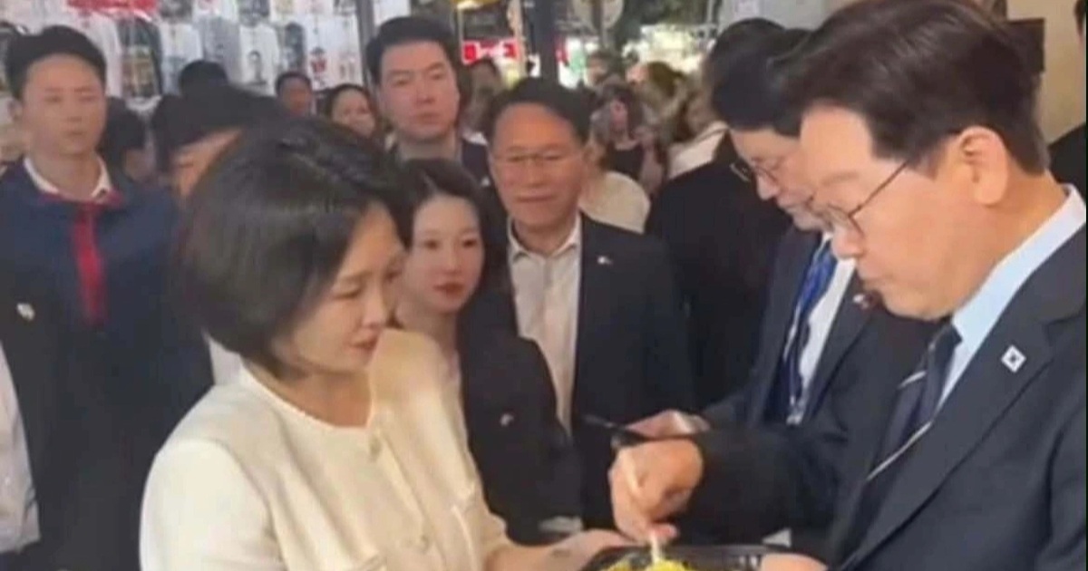 Chủ quán Hà Nội bất ngờ khi vợ chồng Tổng thống Hàn Quốc ghé quán sầu riêng