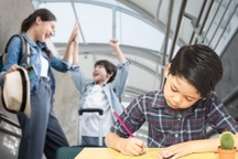 Cha nghẹn ngào vì con đòi nghỉ hè ở nước ngoài để không "thua kém bạn bè"