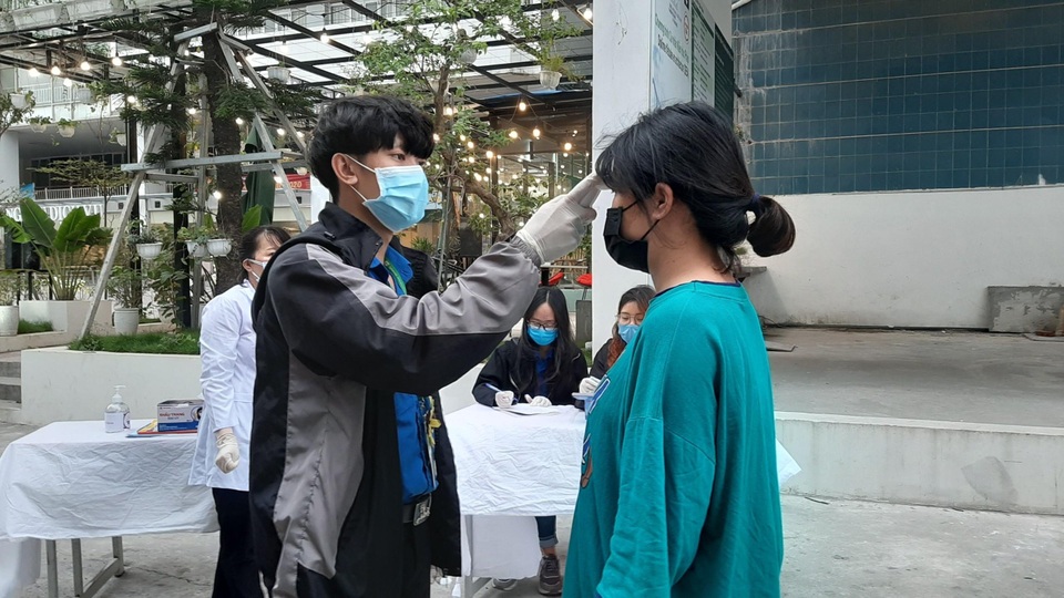 Đoàn trường hỗ trợ đo nhiệt độ, phát khẩu trang cho sinh viên - 3 Đoàn trường hỗ trợ đo nhiệt độ, phát khẩu trang cho sinh viên - 3