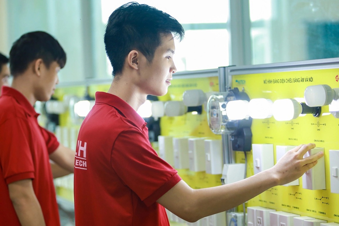 Lao động làm được việc quan trọng hơn có bằng cấp cao - 1 Lao động làm được việc quan trọng hơn có bằng cấp cao - 1