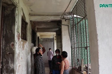Người dân sống nơm nớp trong chung cư tuổi đời nửa thế kỷ