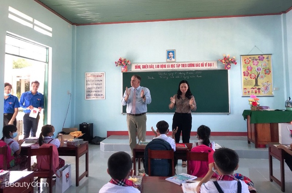 Quỹ học bổng Vừ A Dính hỗ trợ xây “trường đẹp cho em” ở Bình Định - 2 Quỹ học bổng Vừ A Dính hỗ trợ xây “trường đẹp cho em” ở Bình Định - 2