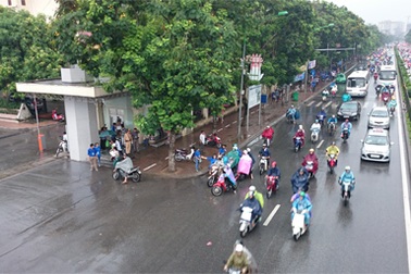 Giao thông Hà Nội ùn tắc nhẹ ngày làm thủ tục dự thi đợt 2