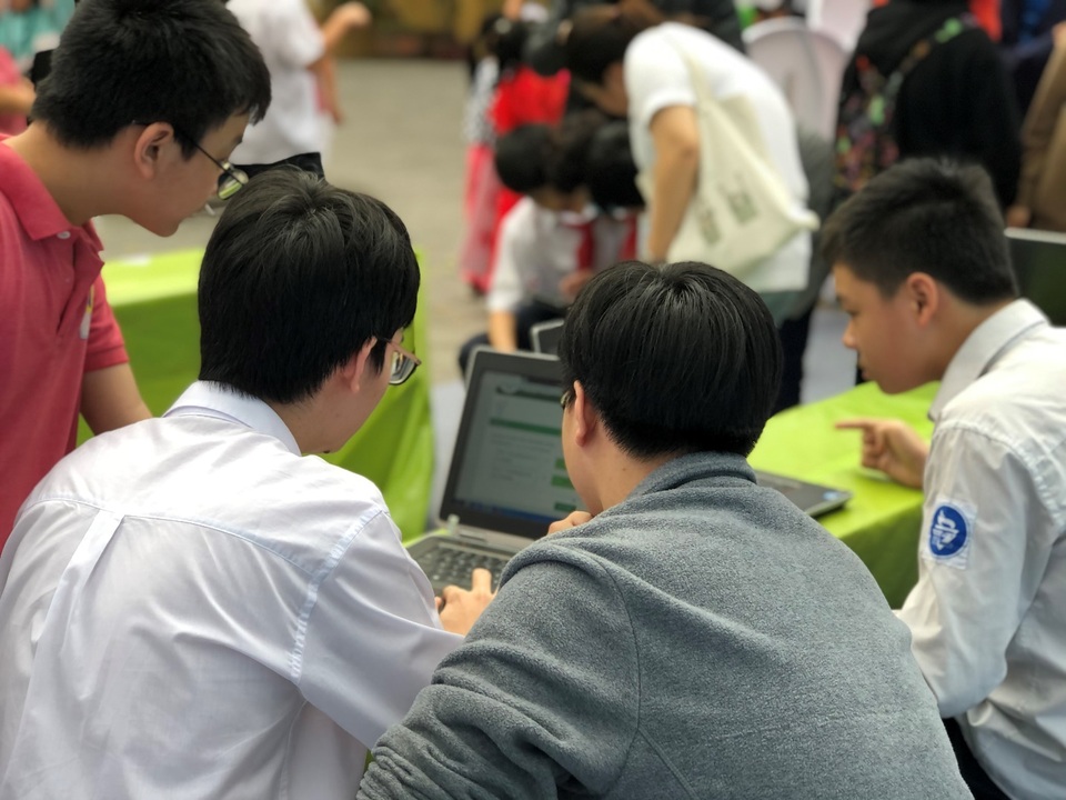 Ứng dụng công nghệ đổi mới hoạt động quản lý, dạy và học - 1 Ứng dụng công nghệ đổi mới hoạt động quản lý, dạy và học - 1