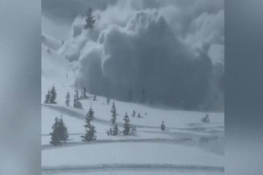Khoảnh khắc tuyết lở gây sốc, chôn vùi người trượt tuyết