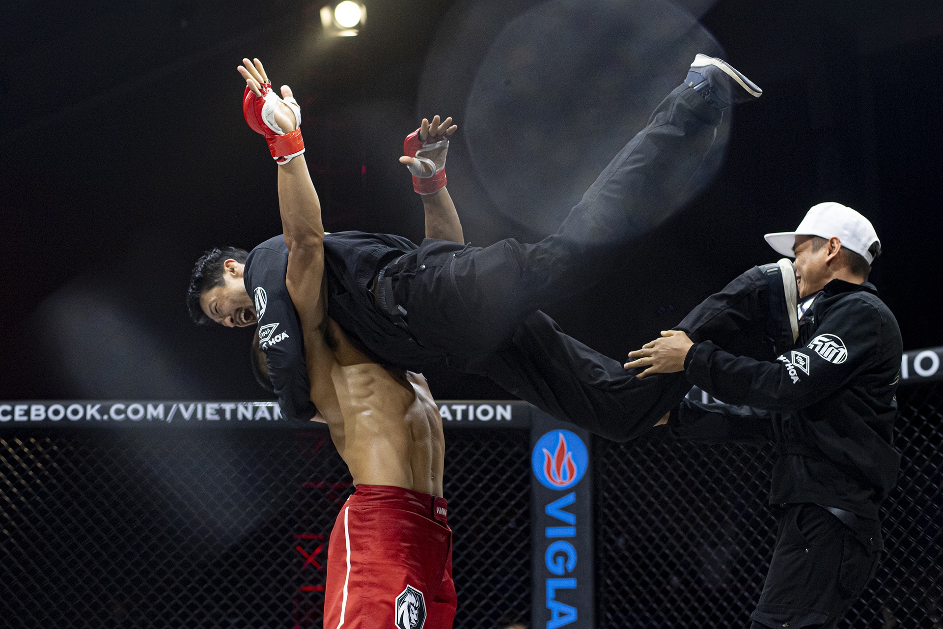 Khoảnh khắc Trần Quang Lộc hạ knock-out Lý Tiểu Long sau cú đấm liên hoàn - 13 Khoảnh khắc Trần Quang Lộc hạ knock-out Lý Tiểu Long sau cú đấm liên hoàn - 13