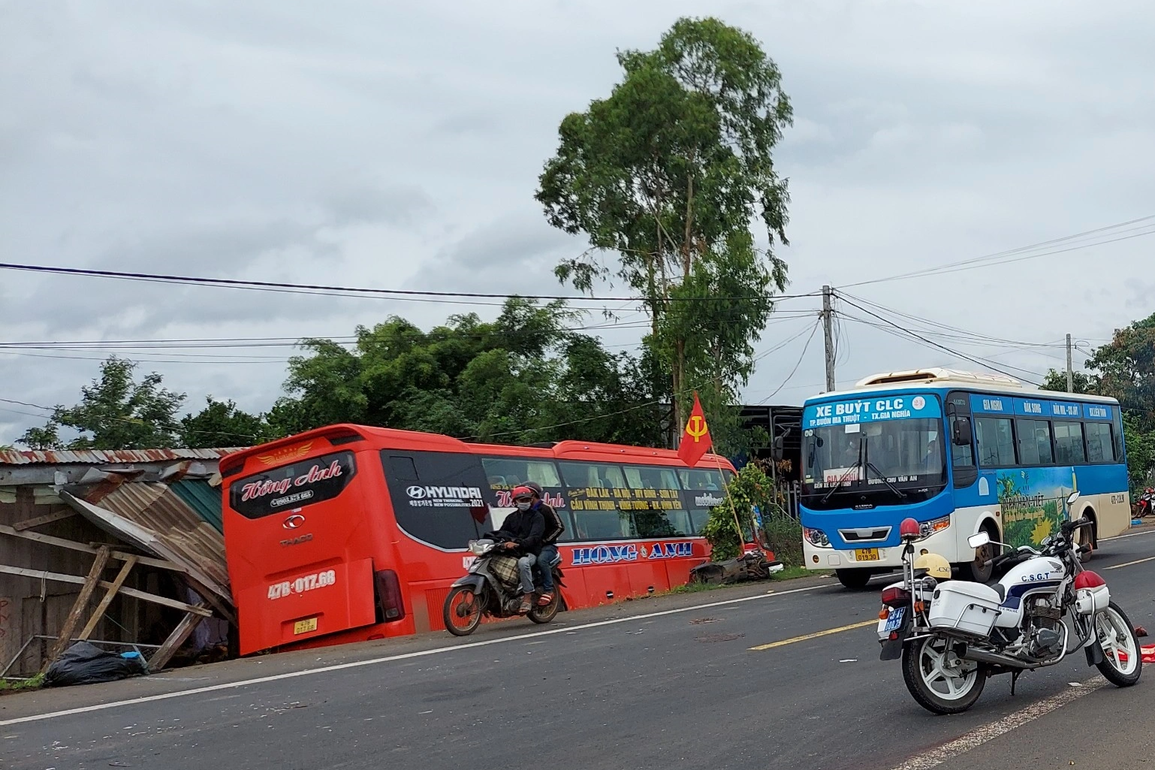 Vụ xe khách gây tai nạn liên hoàn: Nạn nhân thứ 3 nguy kịch - 1 Vụ xe khách gây tai nạn liên hoàn: Nạn nhân thứ 3 nguy kịch - 1