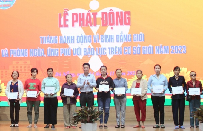 Dịp này, UBND thành phố trao 45 phần quà bằng tiền mặt cho các chị em phụ nữ mắc bệnh cần chữa trị dài ngày, người khuyết tật thuộc hộ nghèo, cận nghèo.