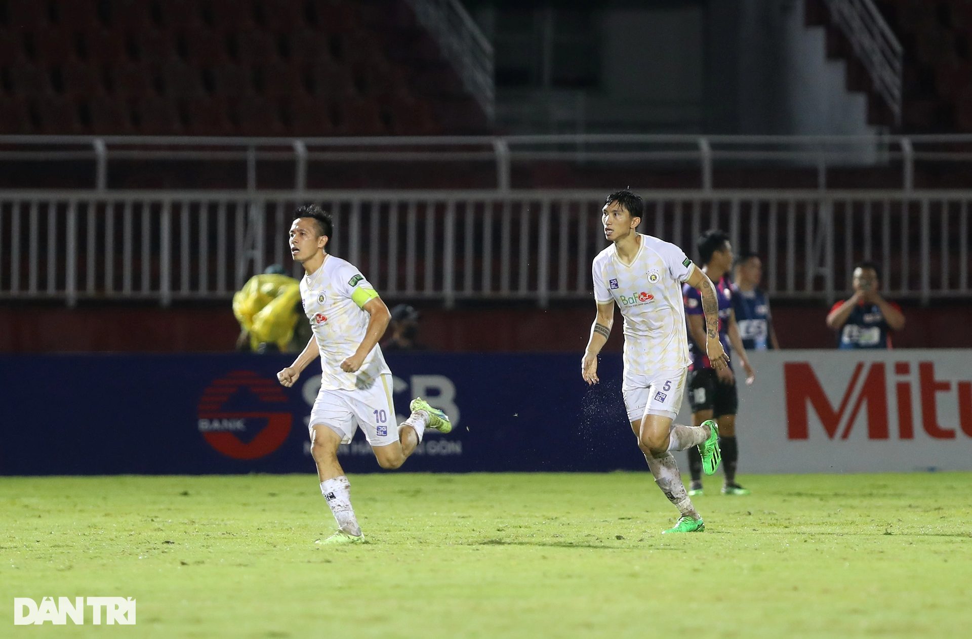 Thủy chiến trên sân Thống Nhất, CLB Hà Nội suýt thất bại trước Sài Gòn FC - 12 Thủy chiến trên sân Thống Nhất, CLB Hà Nội suýt thất bại trước Sài Gòn FC - 12