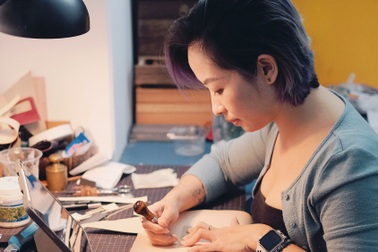 Bỏ lương nghìn đô, cô gái Hà Nội khởi nghiệp với nghề điêu khắc da bò