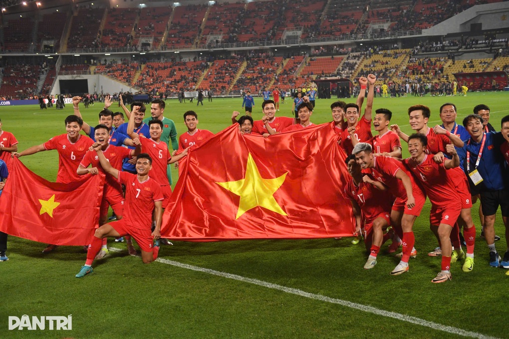 Duy Mạnh hé lộ hội thoại với Supachok, Văn Thanh phản ứng khi bị ném giày - 2 Duy Mạnh hé lộ hội thoại với Supachok, Văn Thanh phản ứng khi bị ném giày - 2