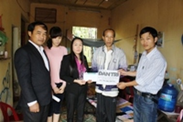 Trao gần 11 triệu đồng đến người đàn ông bị bệnh suy tim giai đoạn cuối
