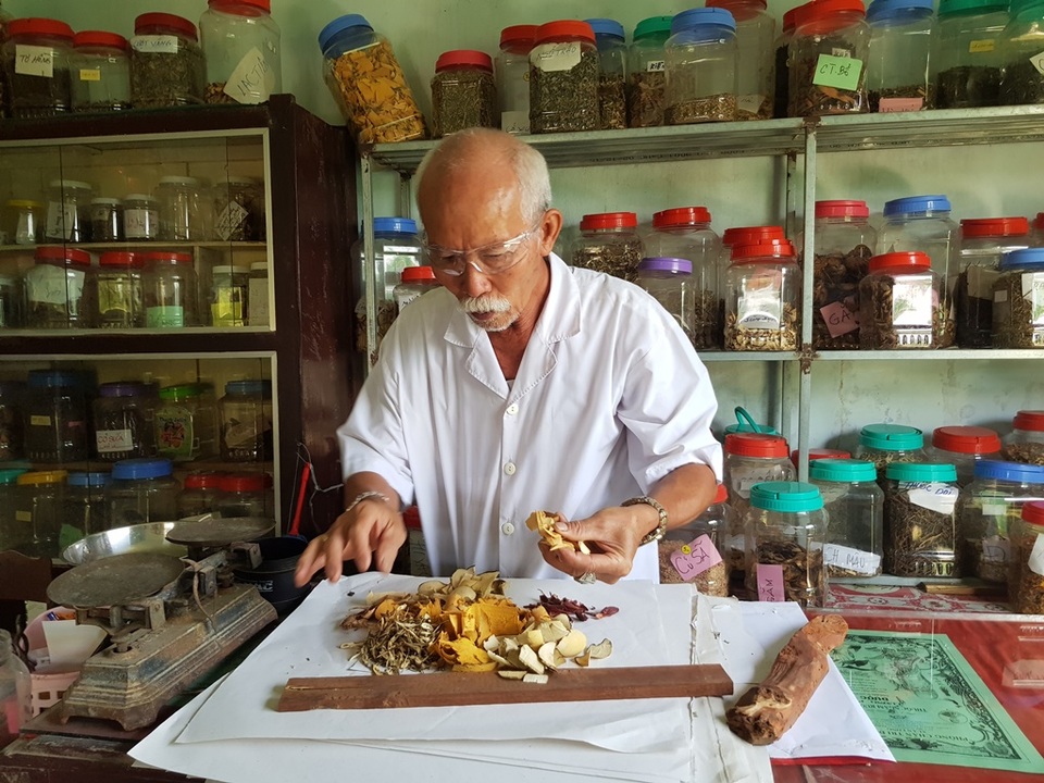 Lương y già mấy chục năm bốc thuốc miễn phí giúp người nghèo - 3 Lương y già mấy chục năm bốc thuốc miễn phí giúp người nghèo - 3
