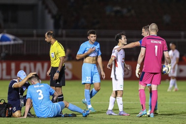 Văn Toàn bắt tay làm hòa sau pha va chạm khiến cầu thủ Sydney FC bị đau