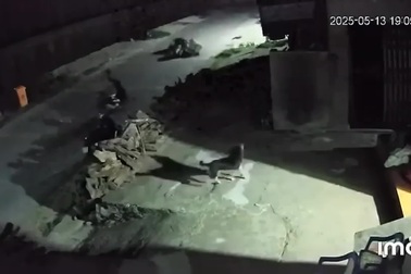 Phóng nhanh trong đêm, hai xe máy đối đầu trực diện