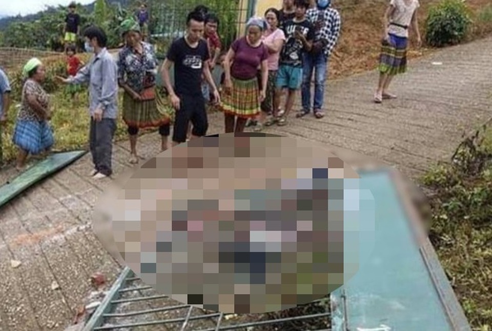 Trụ cổng trường mầm non đổ đè chết 3 cháu nhỏ - 1 Trụ cổng trường mầm non đổ đè chết 3 cháu nhỏ - 1