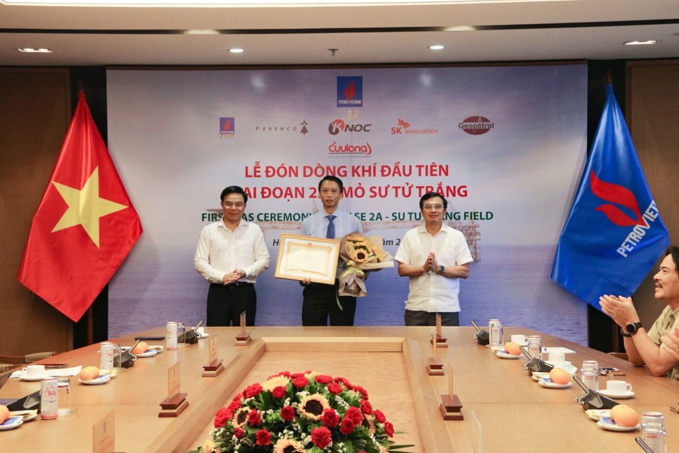 Petrovietnam tổ chức Lễ đón nhận dòng khí đầu tiên Giai đoạn 2A, mỏ Sử Tử Trắng - 4 Petrovietnam tổ chức Lễ đón nhận dòng khí đầu tiên Giai đoạn 2A, mỏ Sử Tử Trắng - 4