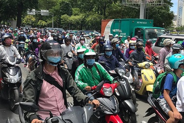 Nhiều điểm tụ tập đông người, giao thông ách tắc