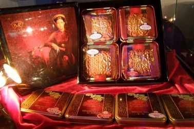 Trung thu ăn bánh nếm vàng, uống rượu sang, chi tiền "khủng"