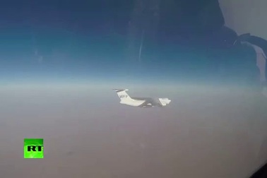 Su-30 Nga hộ tống vận tải cơ Il-76 thả hàng cứu trợ người dân Syria