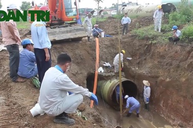 Hà Nội: Nỗ lực khắc phục sự cố vỡ “kép” đường ống nước sông Đà