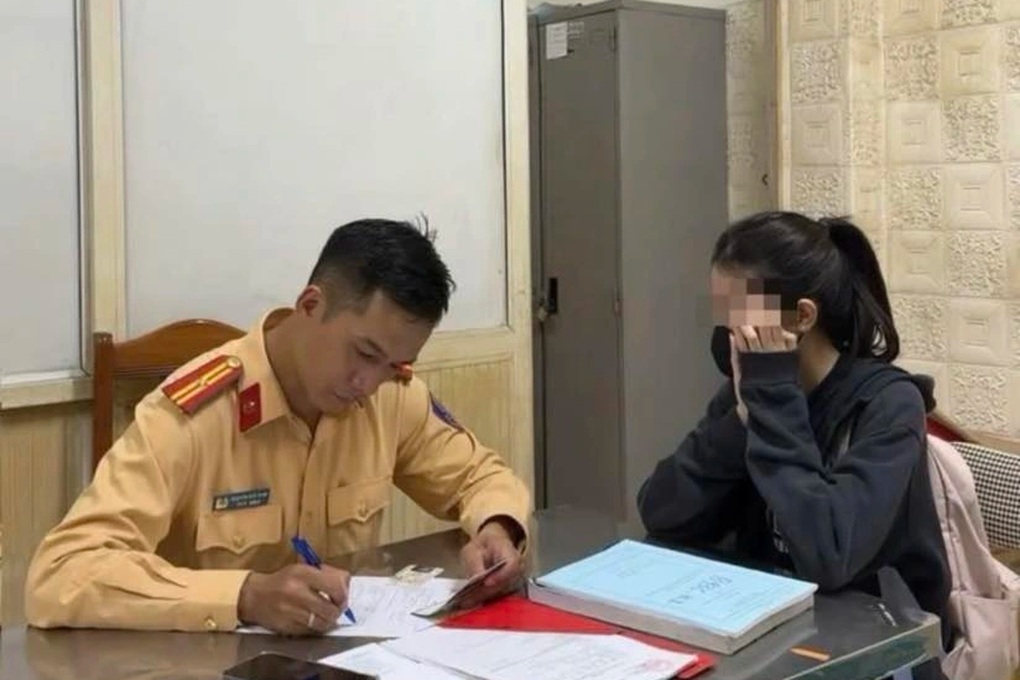 Vừa lái xe máy vừa xem TikTok, nữ sinh 19 tuổi bị phạt 1,4 triệu đồng - 2 Vừa lái xe máy vừa xem TikTok, nữ sinh 19 tuổi bị phạt 1,4 triệu đồng - 2