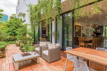 Gia đình 3 thế hệ ở Sài Gòn sống trong biệt thự vườn đẹp như trời Âu