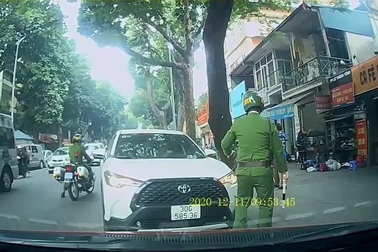 Tài xế lĩnh bài học nhớ đời vì đậu xe ngang ngược