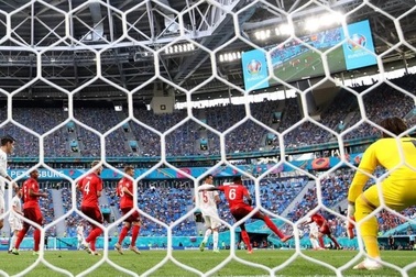 Thảm họa "đốt lưới nhà" tại Euro 2020 xác lập kỷ lục mới