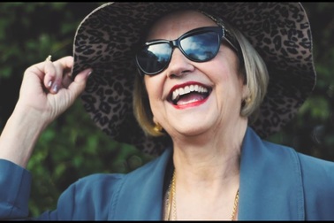 Bà ngoại 71 tuổi sở hữu tài khoản Instagram khiến giới trẻ "ngả mũ"