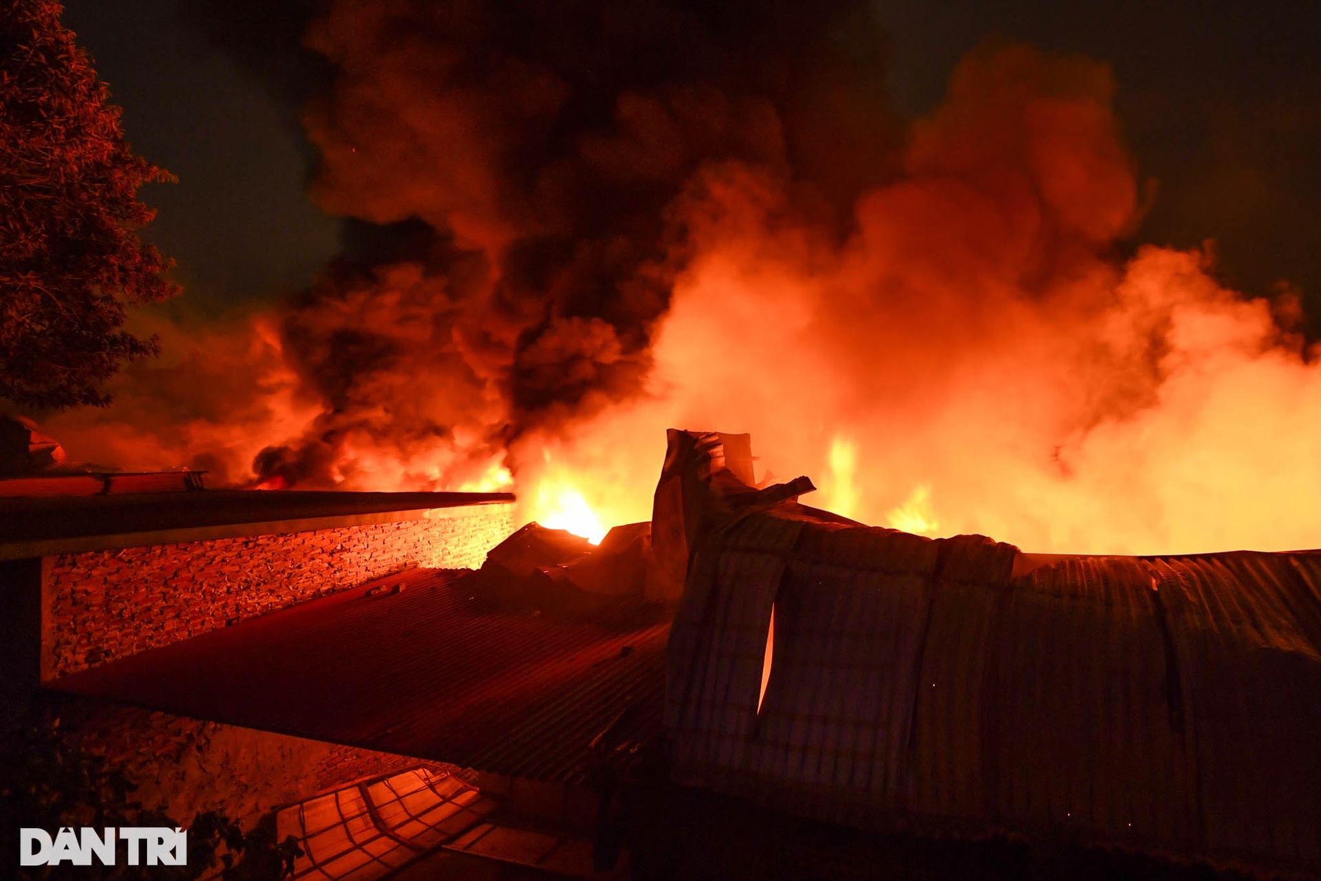 Hiện trường vụ cháy gần chợ Ninh Hiệp, nhiều tấn hàng Tết đã hóa thành tro - 2