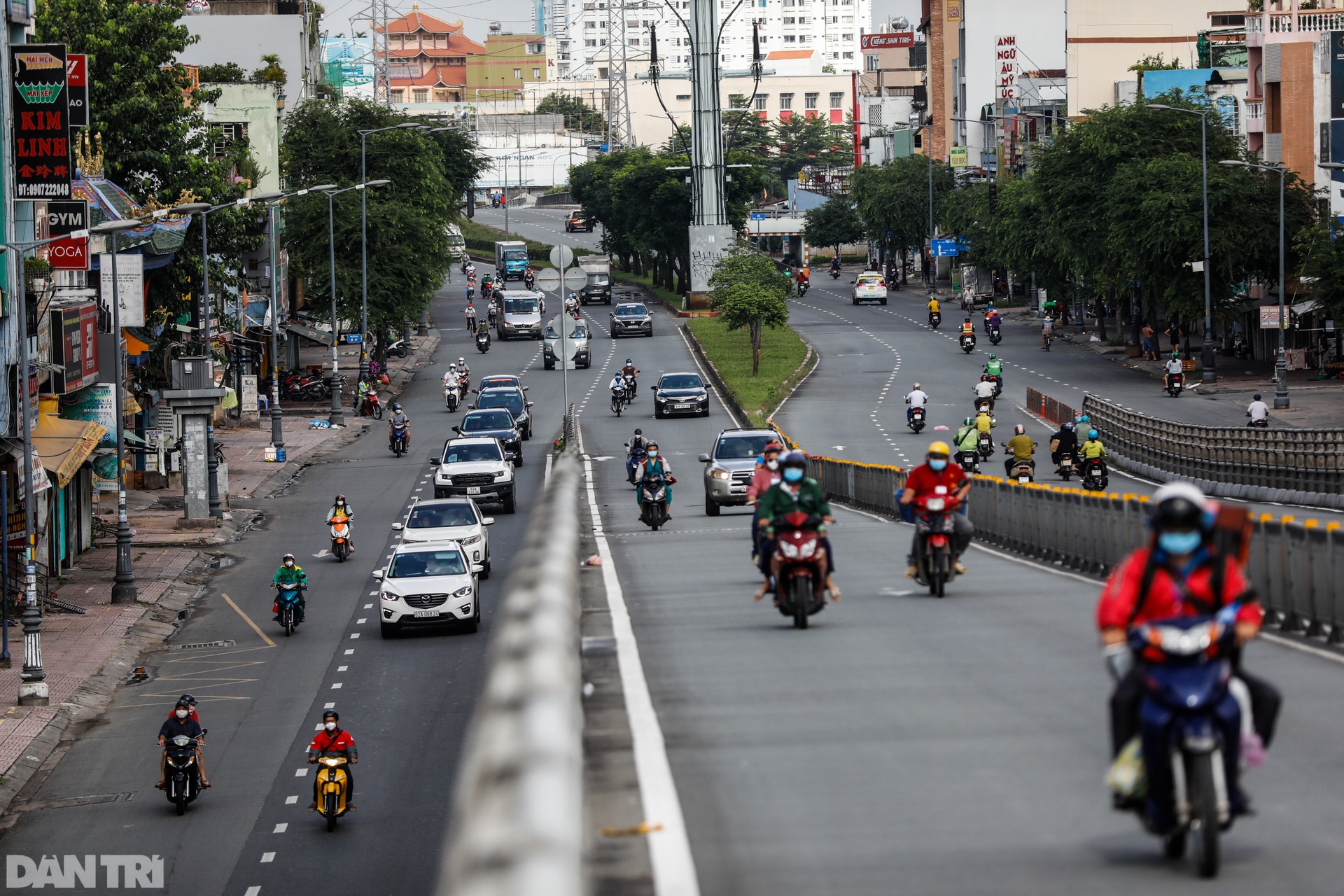 TPHCM sau gia hạn giãn cách: Chốt kiểm soát đông đúc, giao thông nhộn nhịp - 4 TPHCM sau gia hạn giãn cách: Chốt kiểm soát đông đúc, giao thông nhộn nhịp - 4