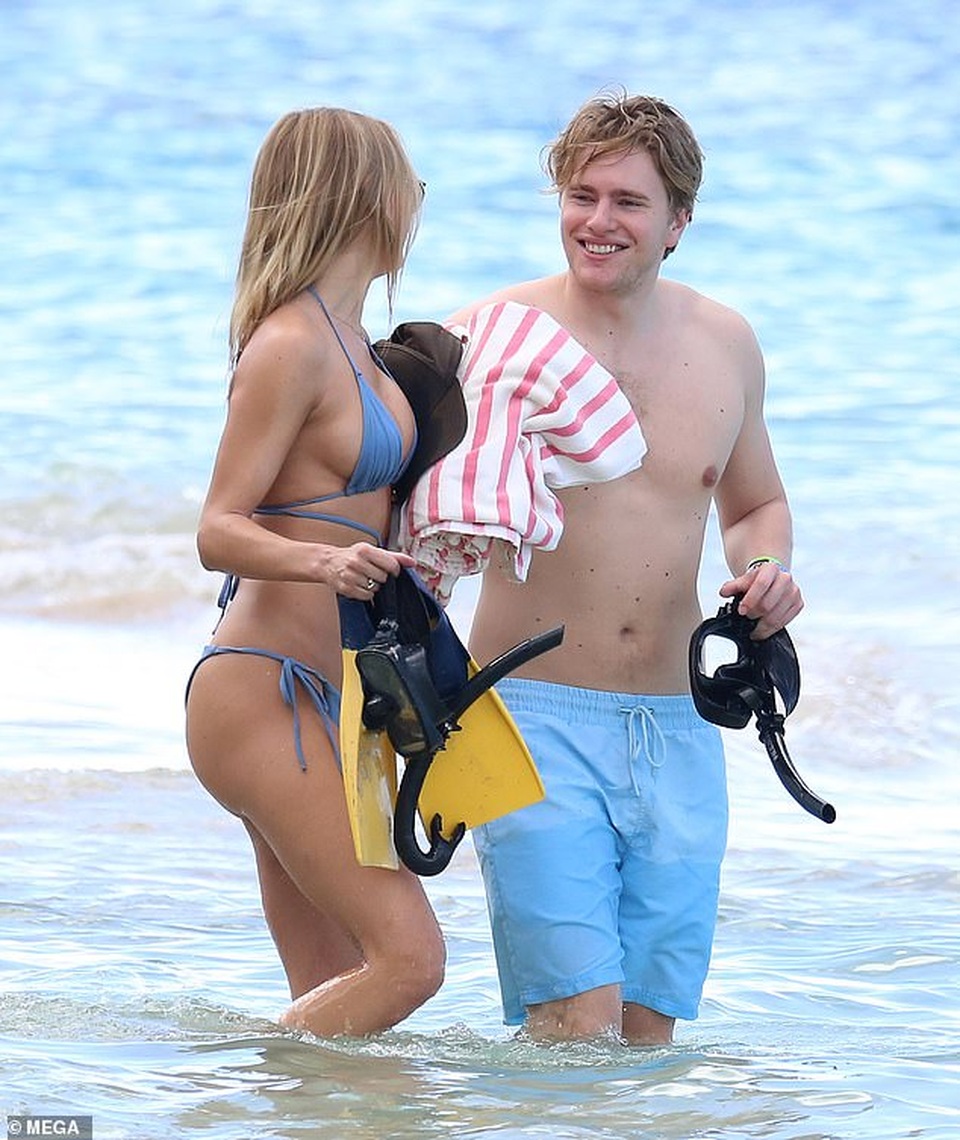 Kimberley Garner đi biển cùng người đàn ông lạ mặt - 3