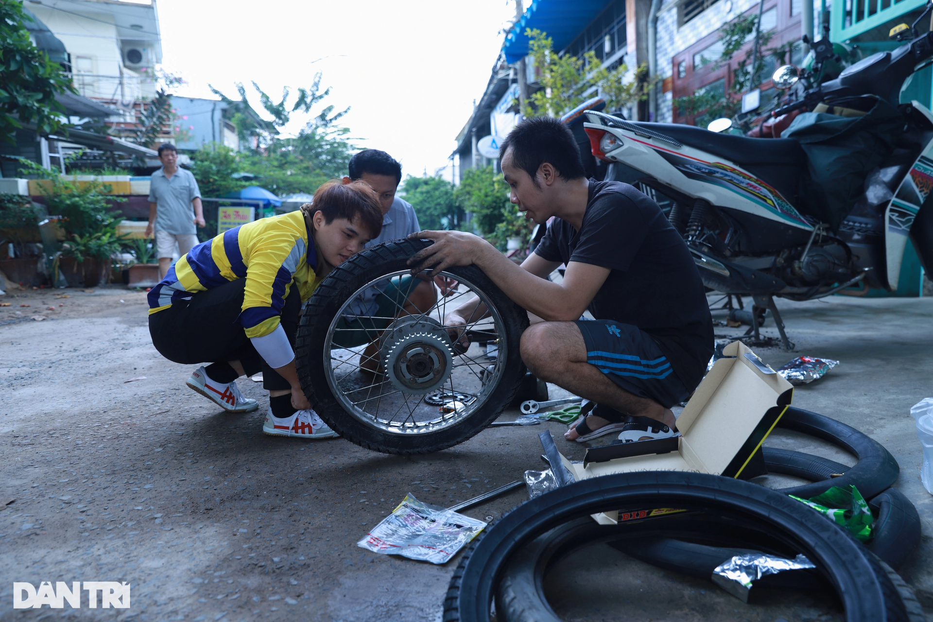 Vợ bầu sắp sinh, anh xe ôm vẫn đều đặn giúp người gặp nạn giữa đêm ở TPHCM - 11